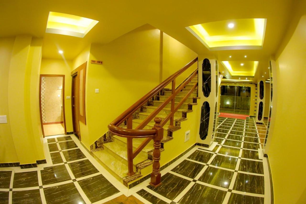 Om Gaura Hotel ポカラ エクステリア 写真
