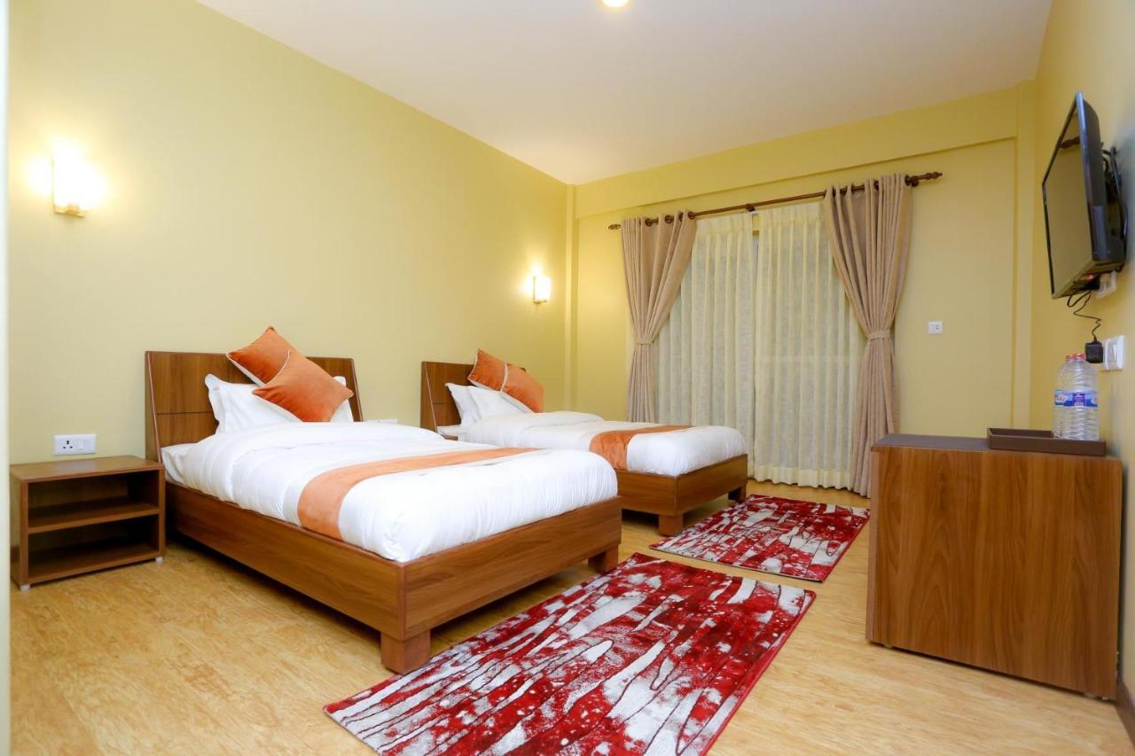 Om Gaura Hotel ポカラ エクステリア 写真