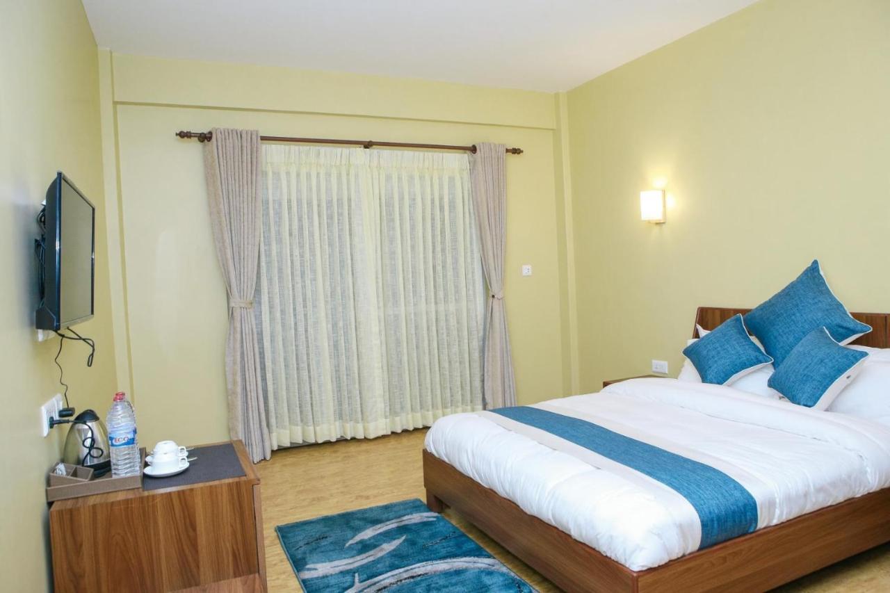 Om Gaura Hotel ポカラ エクステリア 写真