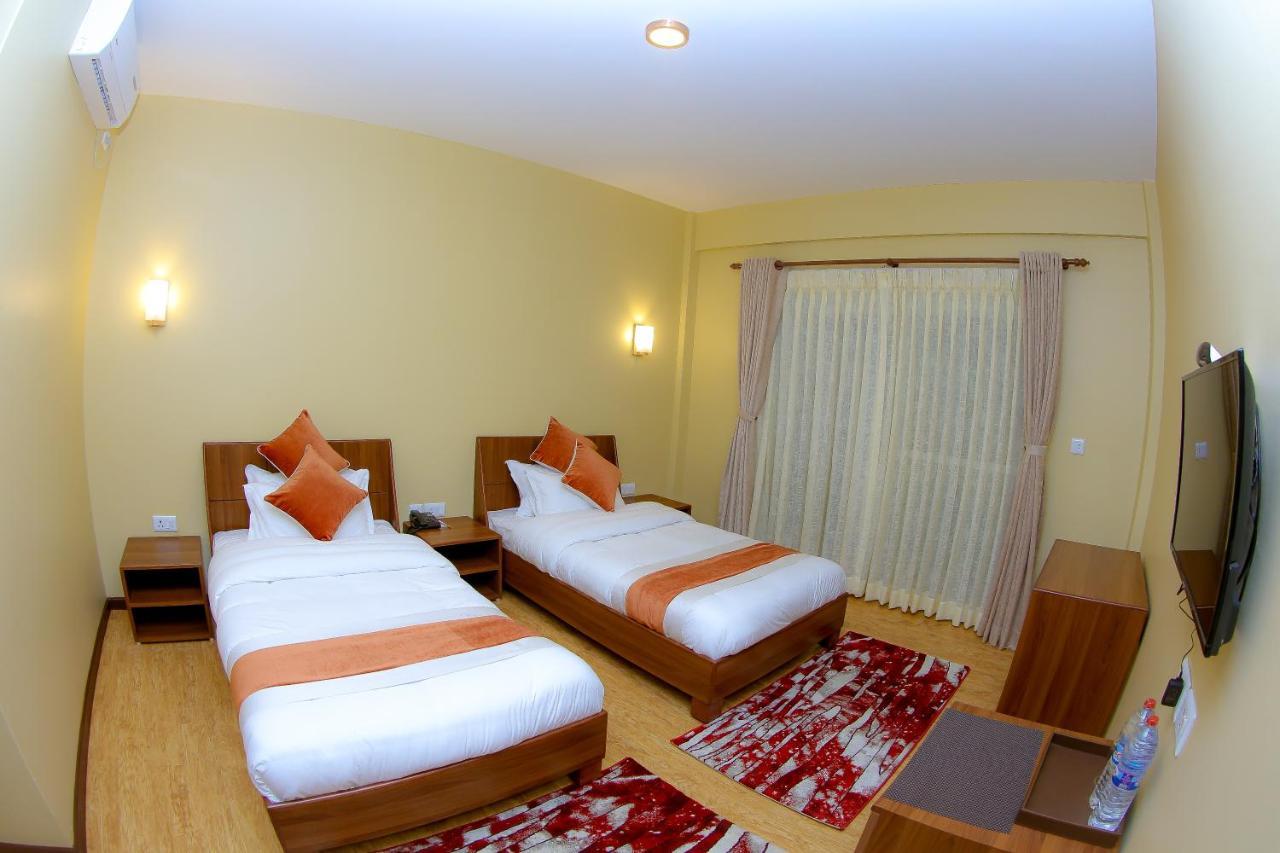 Om Gaura Hotel ポカラ エクステリア 写真