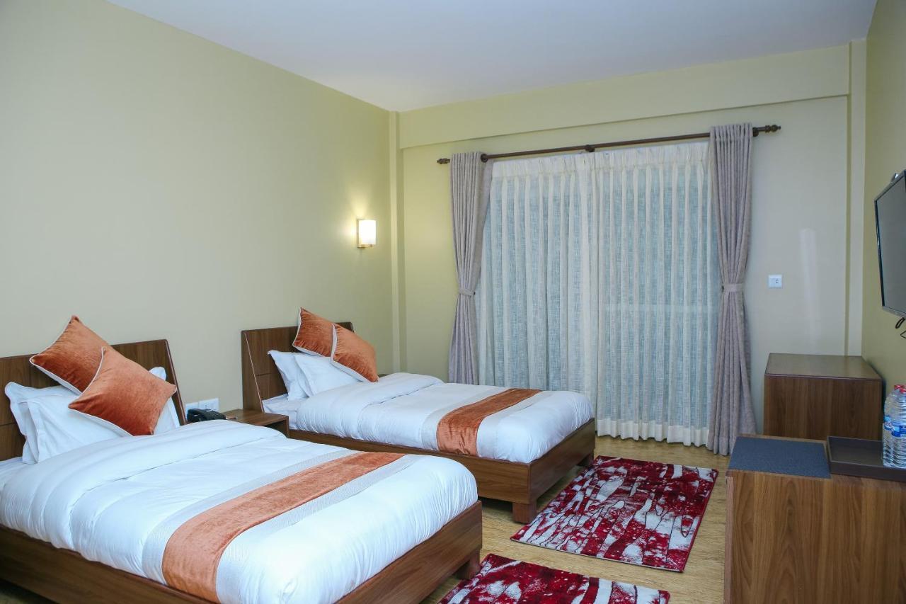 Om Gaura Hotel ポカラ エクステリア 写真