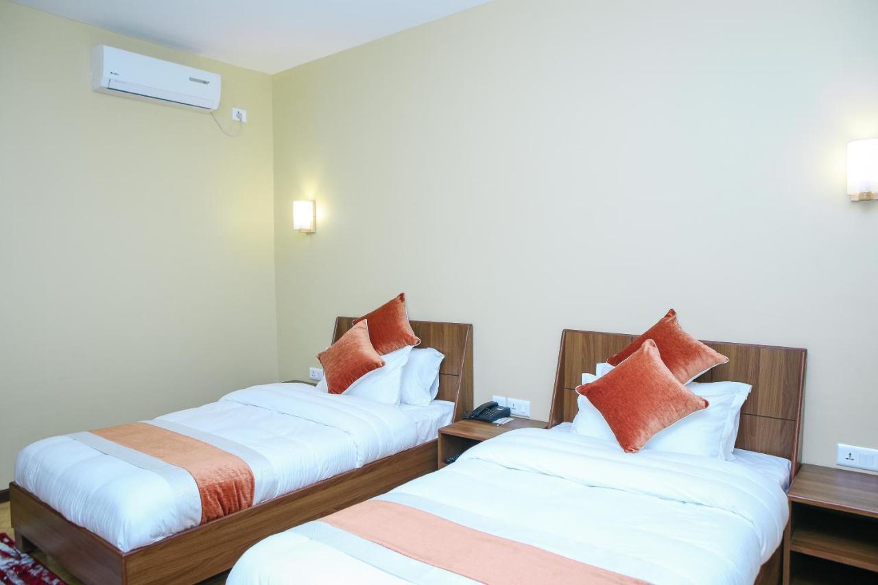 Om Gaura Hotel ポカラ エクステリア 写真