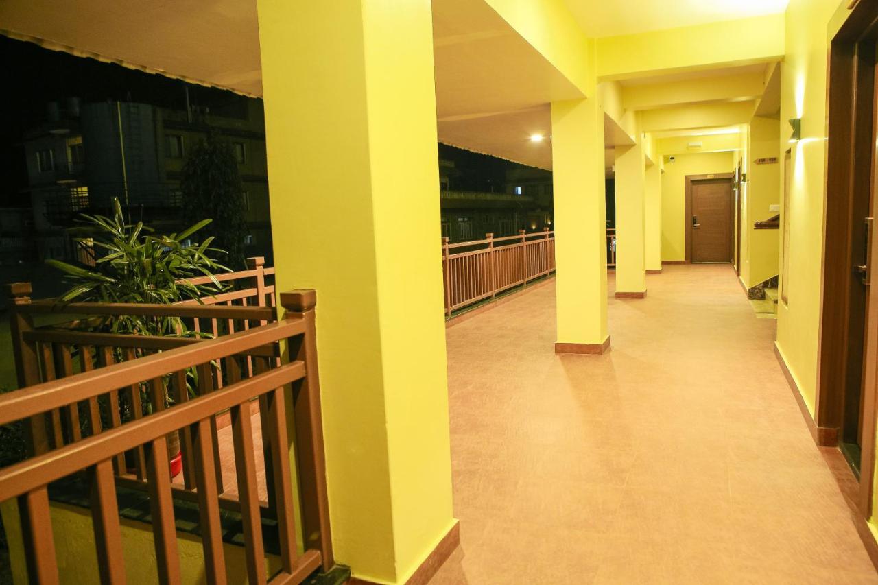 Om Gaura Hotel ポカラ エクステリア 写真