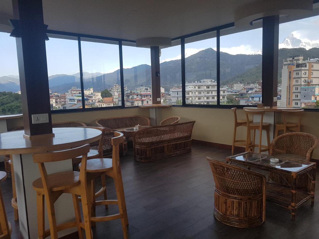 Om Gaura Hotel ポカラ エクステリア 写真
