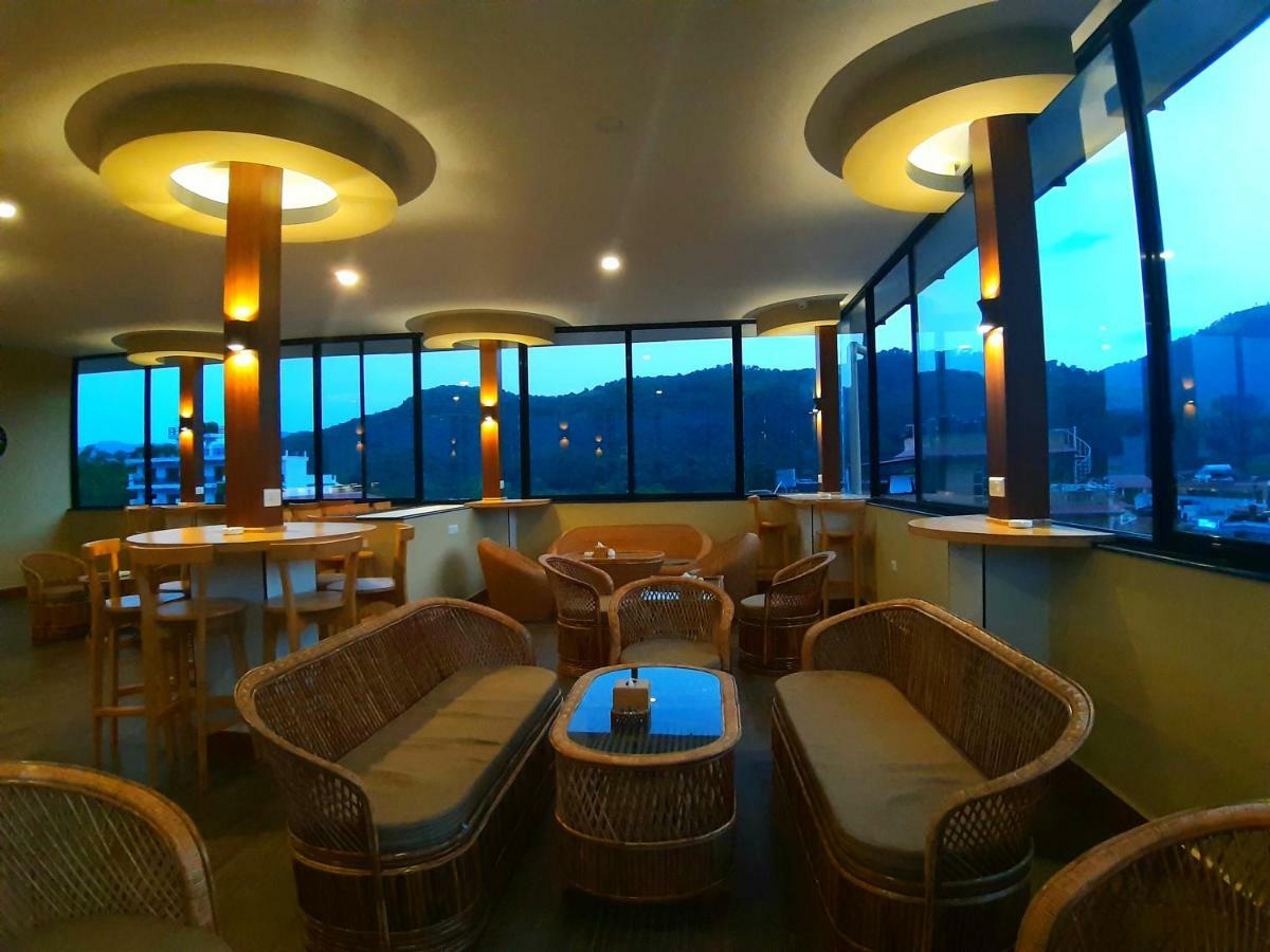 Om Gaura Hotel ポカラ エクステリア 写真